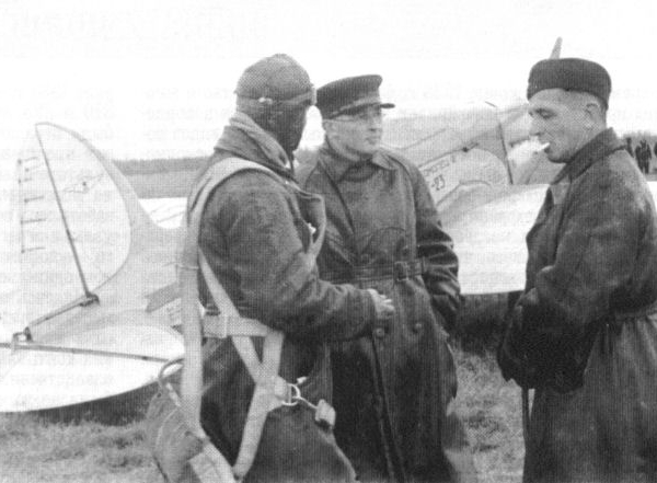 9.Гродзянский, Агитов и Грибовский (с папиросой) на фоне самолета Г-23.