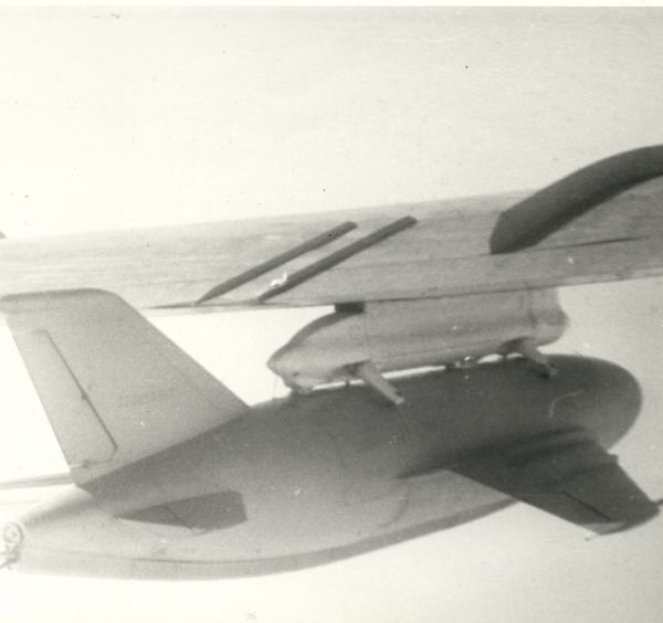 9.КСР-2 на подвеске под крылом Ту-16КСР.