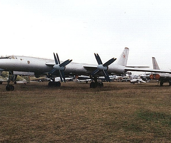 Ту-95А на музейной стоянке.