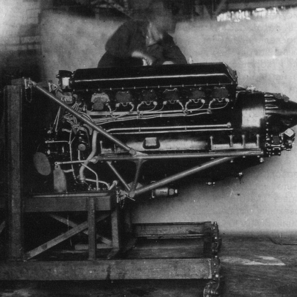 1.Двигатель АМ-35А на испытательном стенде.