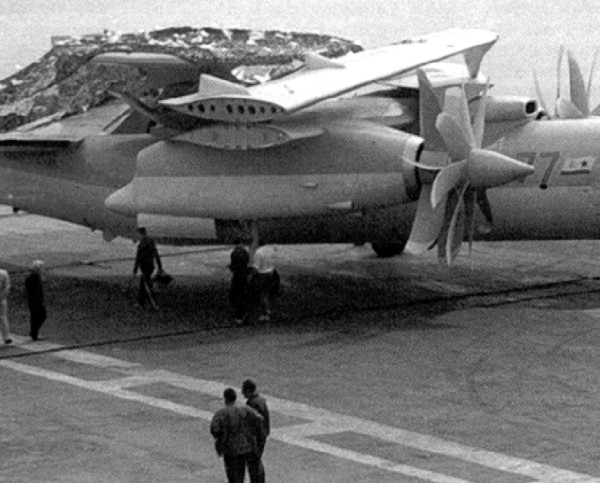 1.Макет Як-44Э со сложенными консолями крыла на палубе