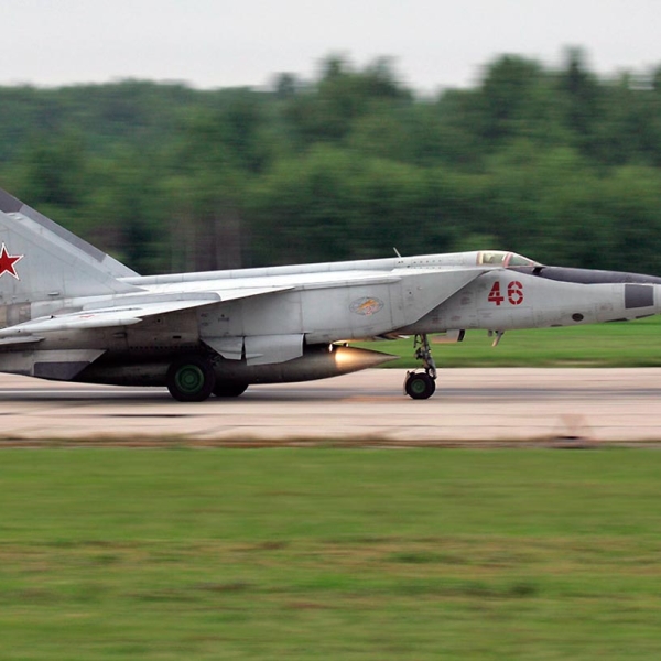 1.МиГ-25РБ с ПТБ ВВС России на взлете.