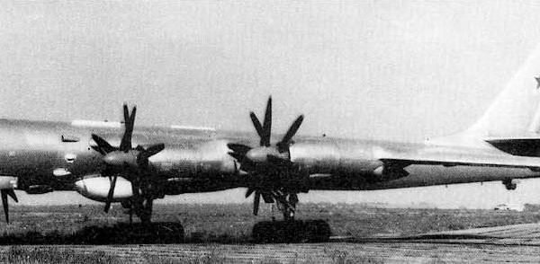 1.Один из первых серийных Ту-142.