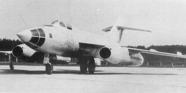 1.Опытный сверхзвуковой разведчик Як-122.