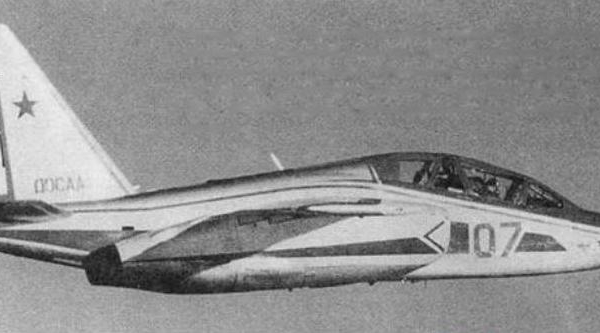 1.Первый вариант Су-28 в полете.