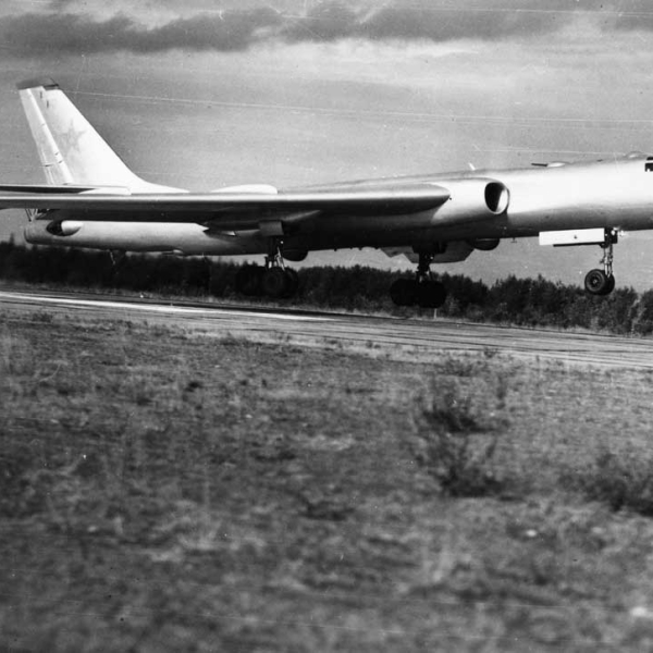 1.Ту-16Р на взлете.