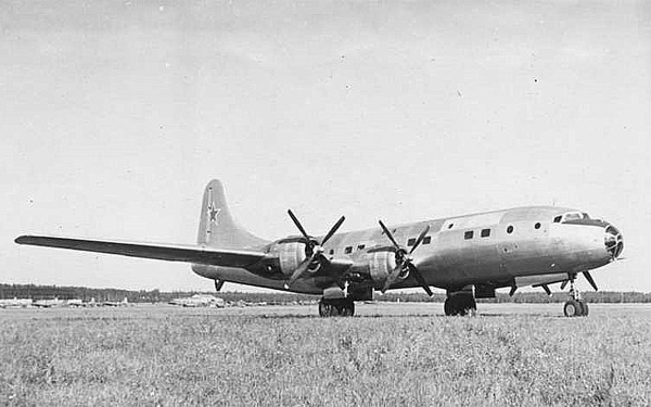 1.Военно-транспортный самолет Ту-75.