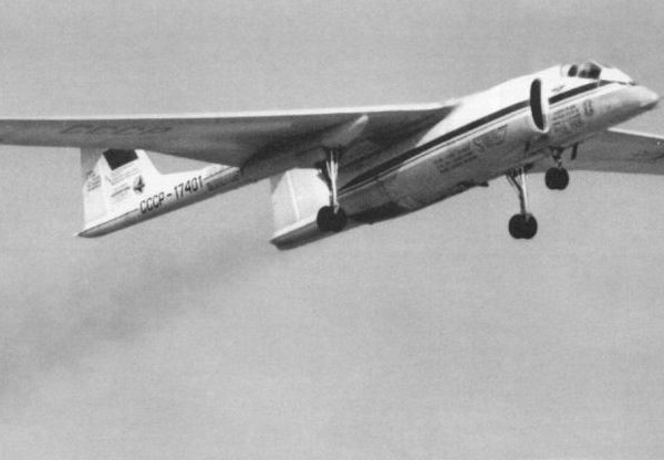 1.Второй летный экз. самолета М-17 на взлете.