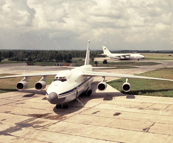 10.Самолеты Ан-124 на летном поле.