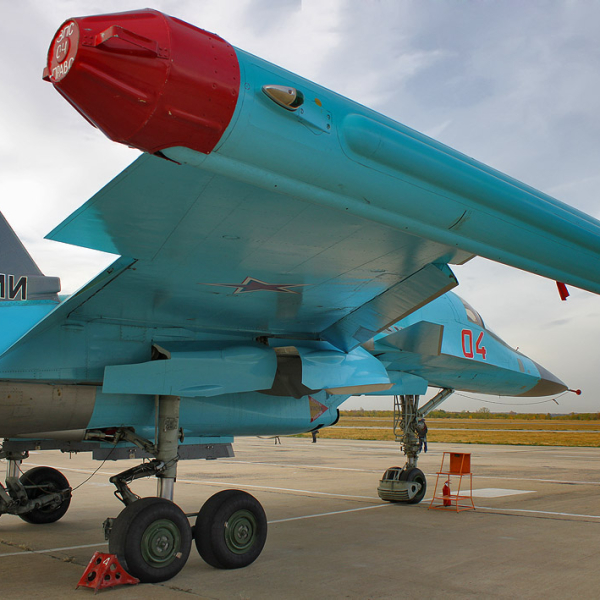 16а.Контейнер комплекса РЭБ Хибины Л-175В на самолете Су-34.