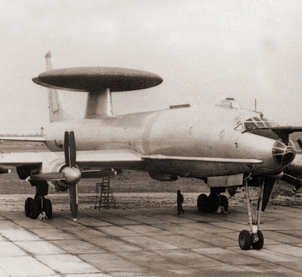 1б.Ту-126 на стоянке.