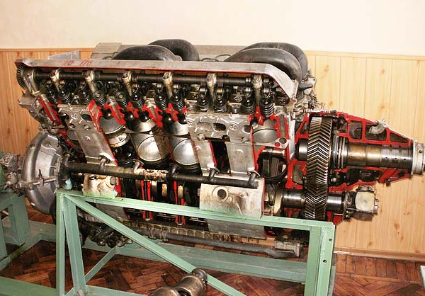 2.Двигатель АМ-42 в экспозиции музея ХАИ.