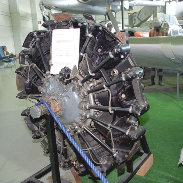 2.Двигатель М-62 в музее..