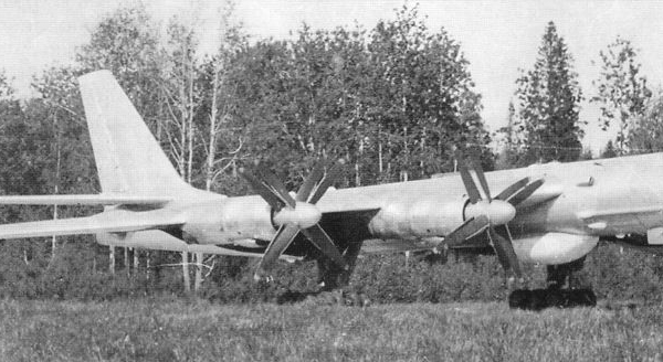 2.Один из первых серийных Ту-142.
