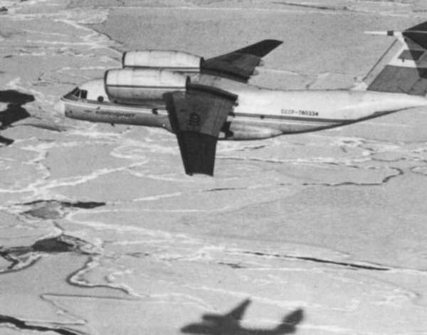 2.Опытный Ан-74 в полете.