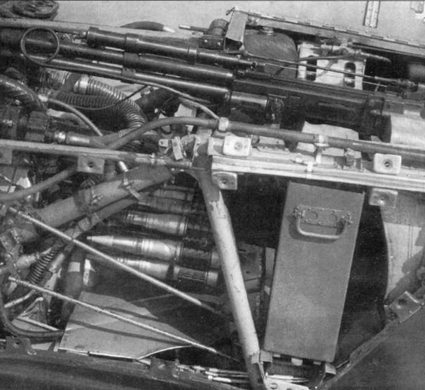 2.Пушка НС-37 и пулемет БС под капотом истребителя ЛаГГ-3.