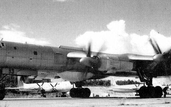 2.Ту-142М на рулежке. 2