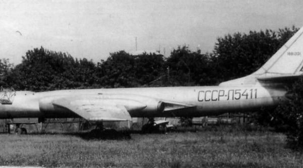 2.Ту-16Г на учебном аэродроме КИИГА.