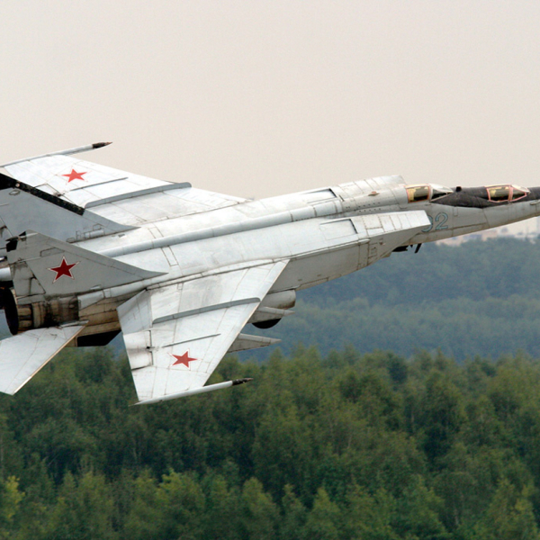 2.Учебно-тренировочный МиГ-25ПУ после взлета.