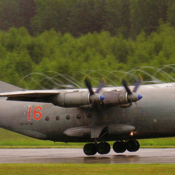 2а.Ан-12ПП ВВС СССР взлетает.