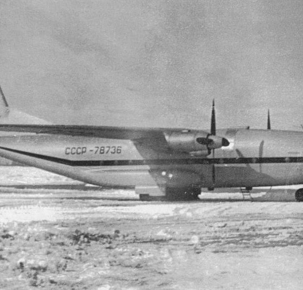 an-8-na-stoyanke-varfolomeevka-yanvar-1981-g