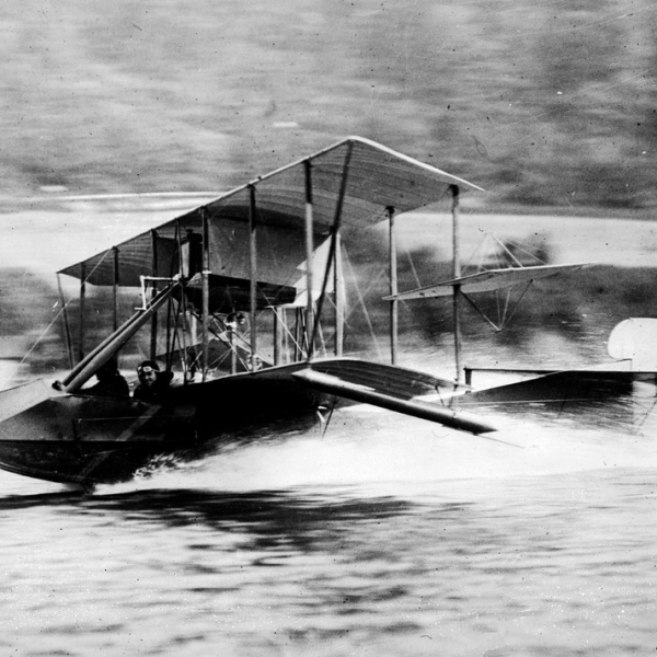 3.Curtiss Model F на взлете.