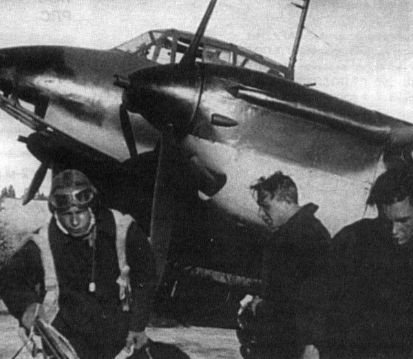 3.Экипаж Пе-2Р после боевого вылета. Лето 1942 г.