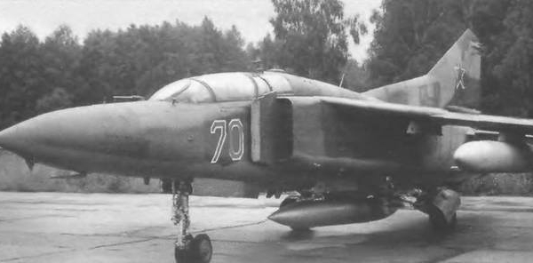 3.МиГ-23УБ на стоянке.