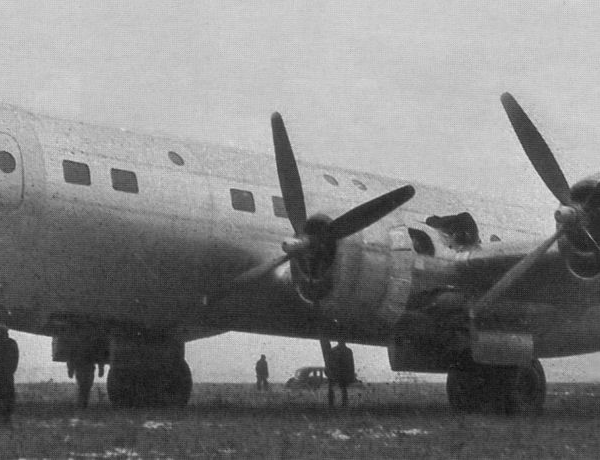 3.Опытный пассажирский самолет Ту-70.