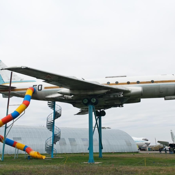 3.Списанный Ту-124Ш переоборудован под детскую плошадку.