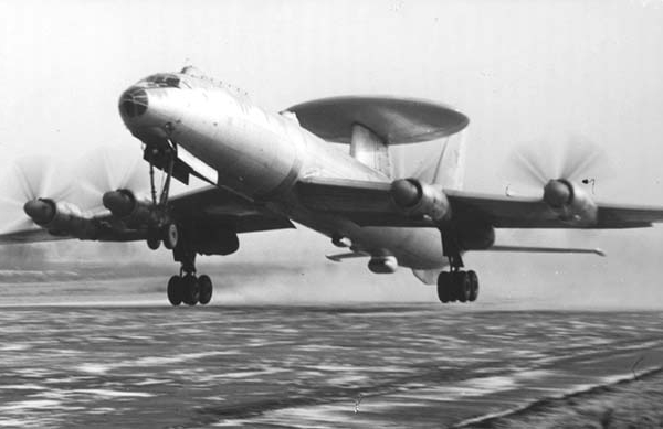 3.Ту-126 на взлете.