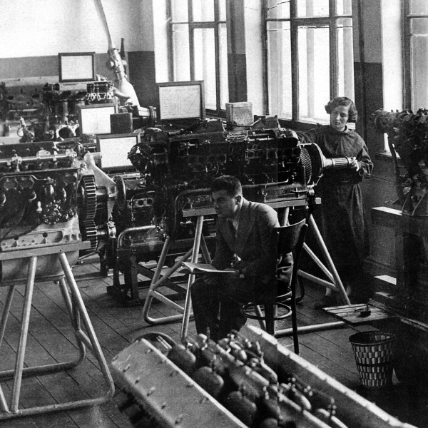 4.Двигатели М-100 в классе МАИ. Вторая половина 1930-х годов.