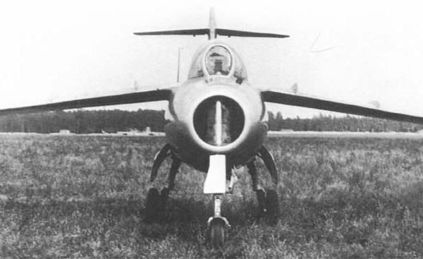 4.Ла-15УТИ (самолет 180). Вид спереди.