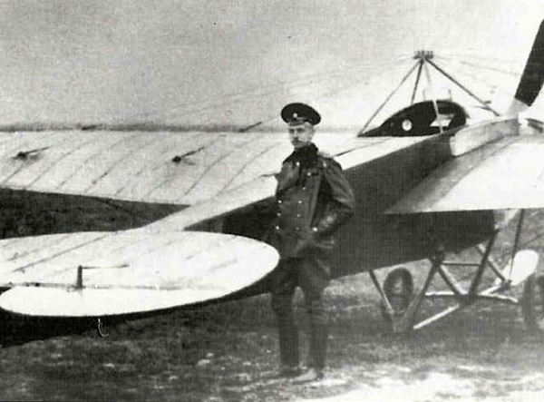 4.Летчик Нестеров у своего Nieuport.IV после мертвой петли.