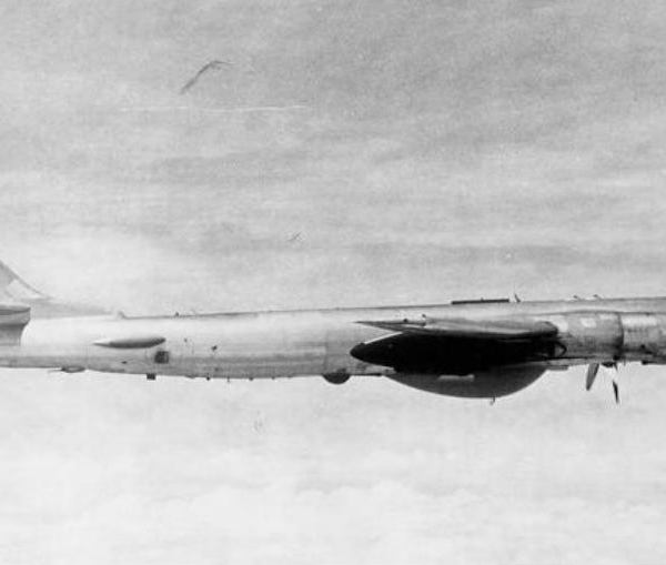 4.Ту-142 первой серии в полете.