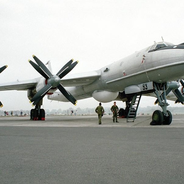 4.Ту-142М на стоянке.