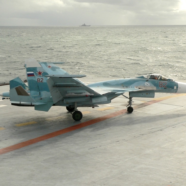 4а.Су-33 перед взлетом раскрывает крылья.