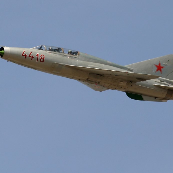 5.МиГ-21У ВВС СССР в полете.