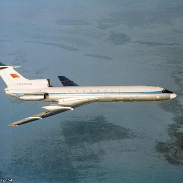 5.Первый Ту-154 в полете.