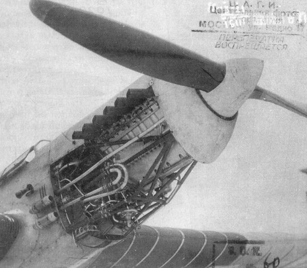 5.Раскапотированный двигатель М-34Р на АНТ-25.
