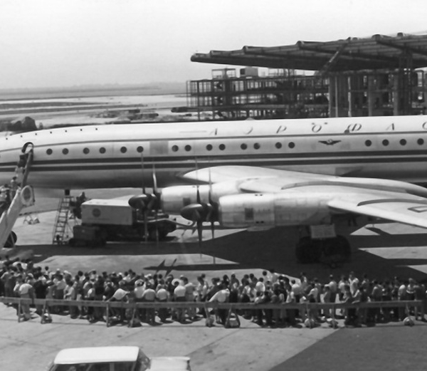 5.Самолет Ту-114 в аэропорту Нью-Йорка.