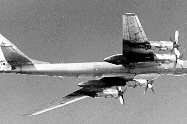 5.Ту-142 последних серий в полете.