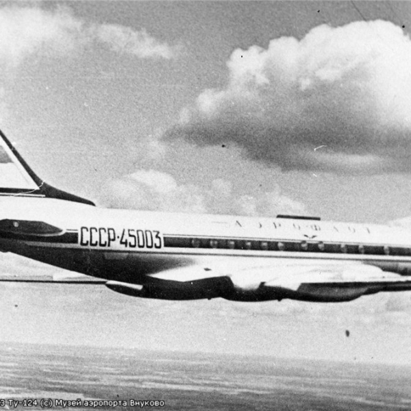 5а.Ту-124 в полете.
