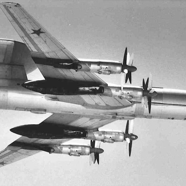 5а.Ту-126 в полете.