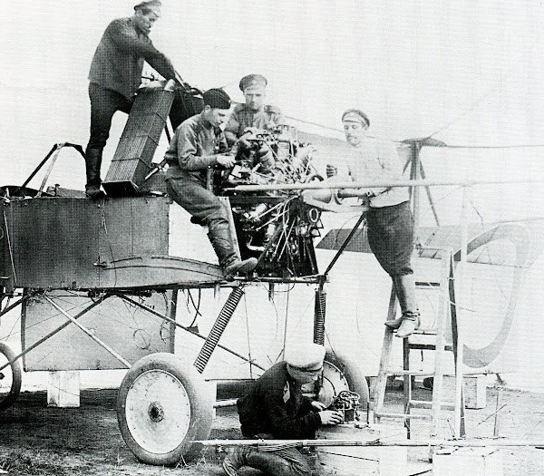 6.Ремонт двигателя Salmson на Voisin LA в полевой ремонтной мастерской. 1916 год.