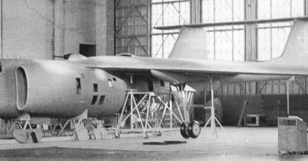6.Самолет М-17 в сборочном цехе.
