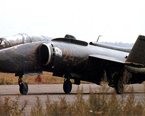 6.Як-38У на рулежке со сложенными крыльями.