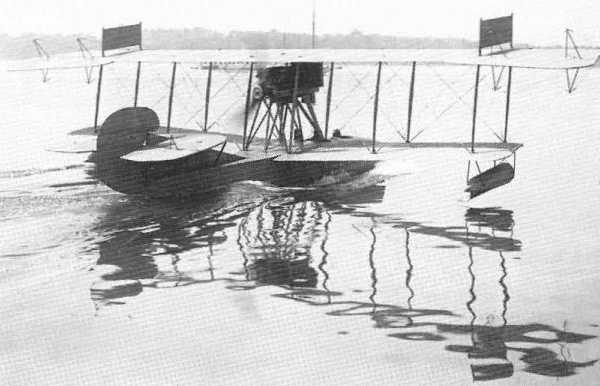 7.Curtiss Model K выруливает на взлет.