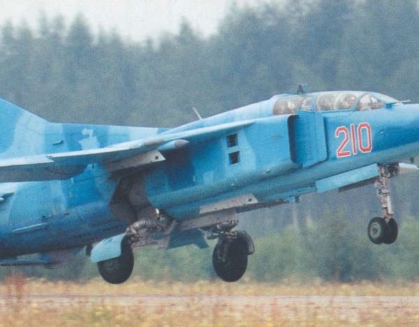 7.МиГ-23УБ ВВС России взлетает.