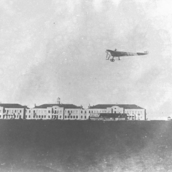 7.Nieuport.IV в полете. На 2-м плане здания Качинской авиашколы.
